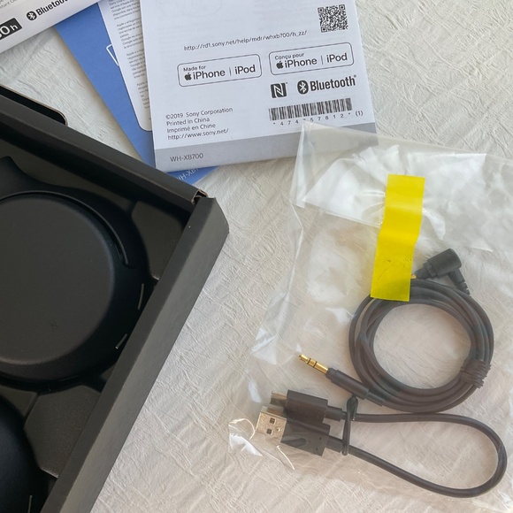 Sony Headphones WH-XB700 Extra Bass Wireless Headphones - Picture 3 of 9